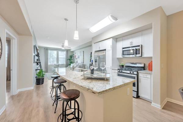 $2,350 / 1br - 812ft2 - Fitness Center, Dog Park, Stainless Appliances, Gated Entry!64028080752515122