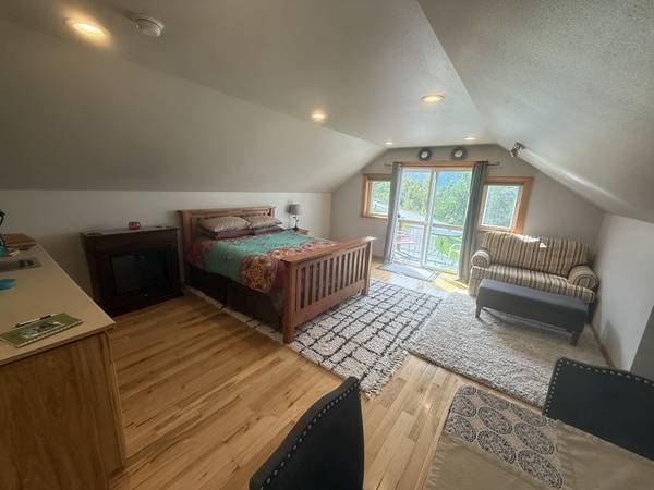 Fully Furnished Executive Rental with Privacy and Outstanding Views 1
