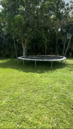 Free outdoor trampoline 1