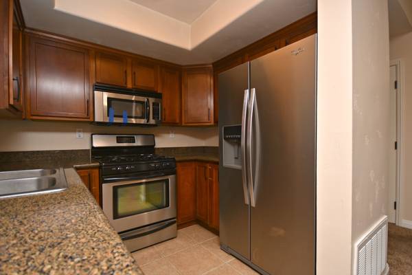 $2,600 / 2br - 850ft2 - Great Upstairs 2BD Condo with washer/dryer in unit plus A/C! (Oceanside)63865930218627124