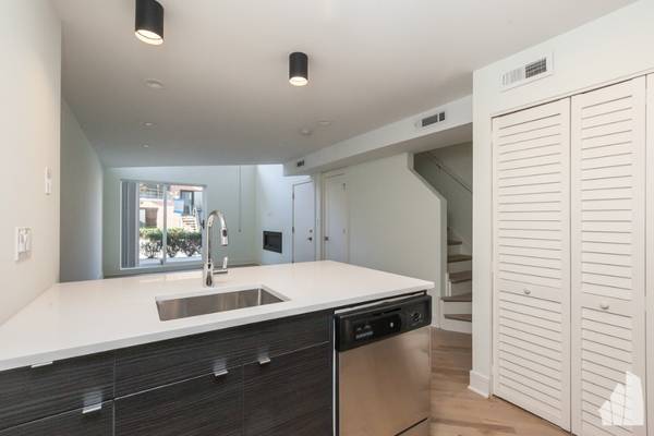 $2,550 / 1br - Fun Time Wrigleyville Location.  1BD Loft Style Apt.  W/D in Unit! (Lakeview)63781441750273121
