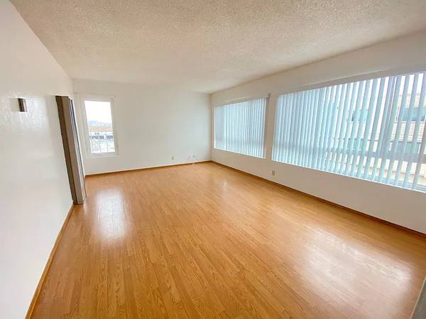 $1,420 / 2br - Bright 2 BD with Hardwood Floors & High Ceilings63965991407362123
