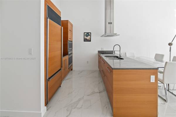 $5,000 / 1br - 984ft2 - Icon Brickell Loft Style 1BD/1BA with Water Views (Miami)63983675538051123