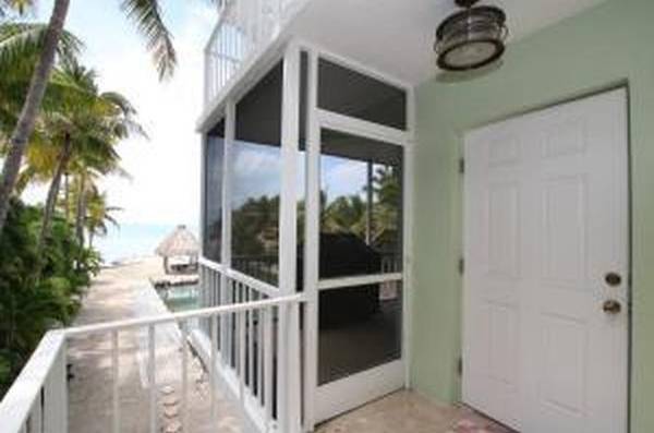 $130 / 2br - Bay-front home with large protected basin. This home is solid concrete (Islamorada, FL)63923416521347124