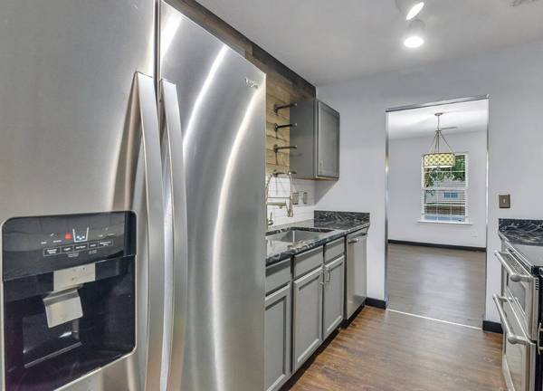 $1,875 / 3br - Gated, pool access, 3 bed, 3 bath64016108714754124