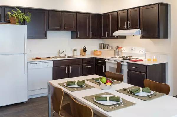 $1,682 / 2br - 878ft2 - ¡Vive la vida soñada en nuestra hermosa comunidad! Pasa para hacer un recorrido! (Seattle)63850638883585124
