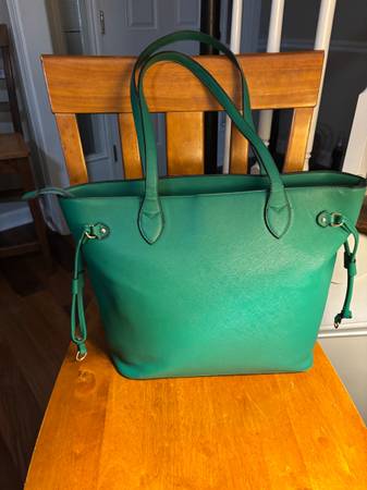 Green Handbag in excellent condition 1