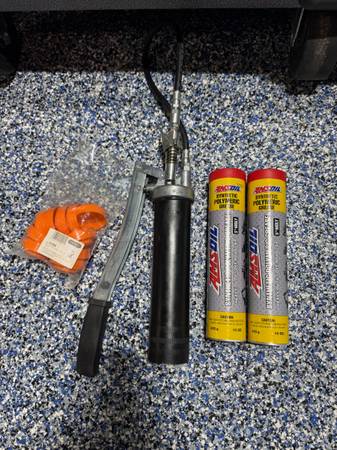 LockNLube Easy Prime Gun with AMSOIL Grease 1