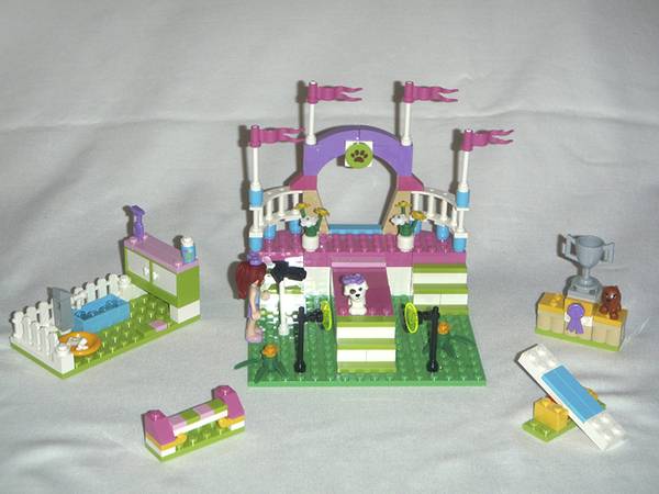 LEGO #3942 Friends - Heartlake Dog Show -- Legos 1
