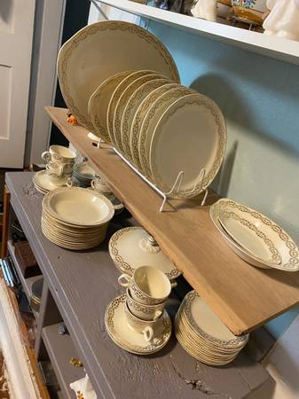 1946 TAYLOR SMITH 49 Piece Dinnerware Set 1