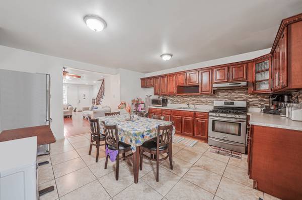 $979,000 / 4br - 1700ft2 - Charming and Spacious Crown Heights Home For Sale (Crown Heights)63945498918274124