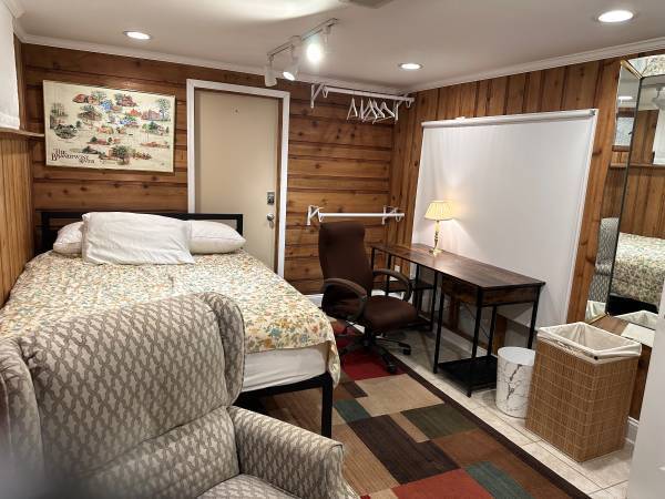 $795 / 5br - ONE BIG BEAUTIFULLY FURNISHED ROOM FOR RENT IN A GREAT LOCATION (Springfield)63311136185859122