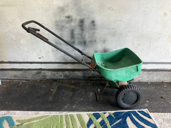 Small Scotts Edgeguard Spreader (9-30) 1
