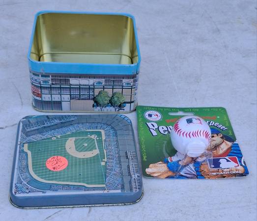 1997 Chicago Cubs Pencil Sharpener & Tin 1