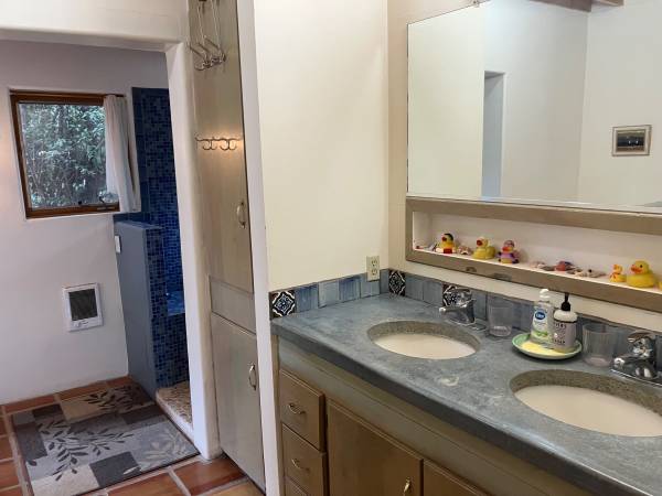 $3,100 / 3br - Three bedroom two bath home between November 1 May 31, min 4 mos (Taos)63806144518019124