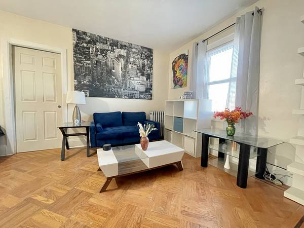 $1,275 / 3br - Habitación grande con cama queen, cerca del "JFK" tren A/J + autobús Q53/56 (Ozone Park / Howard Beach / Woodhaven / Crossbay)63949685152003124