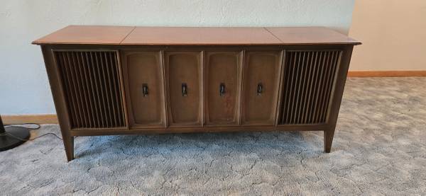 Zenith Stereo Console. 1