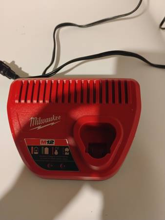 Milwaukee M12 charger 1