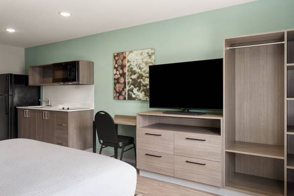 $1,200 / 1br - Accessible Route to Front Desk, Accessible van parking, Elevators (5831 Alta Lk Dr, Indianapolis, IN)63989077273346120