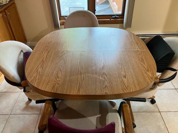 Kitchen table and 4 chairs. 1