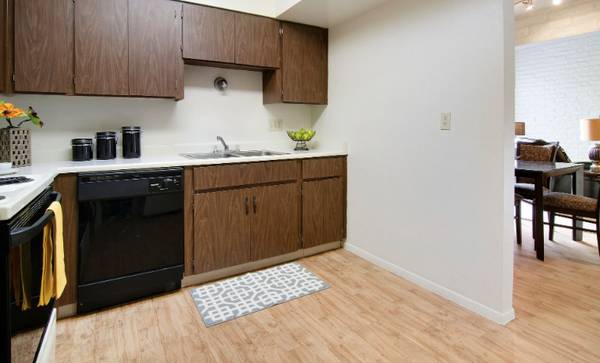 $1,325 / 2br - 1200ft2 - Come Look and Lease, Shaded Courtyards, Clothes Care Center (Tucson)63674722000001123