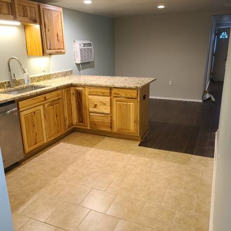 $1400.00 / 3br - 1500ft2 - Fully remodeled home with marble and granite finishings on large fores63812881439747124