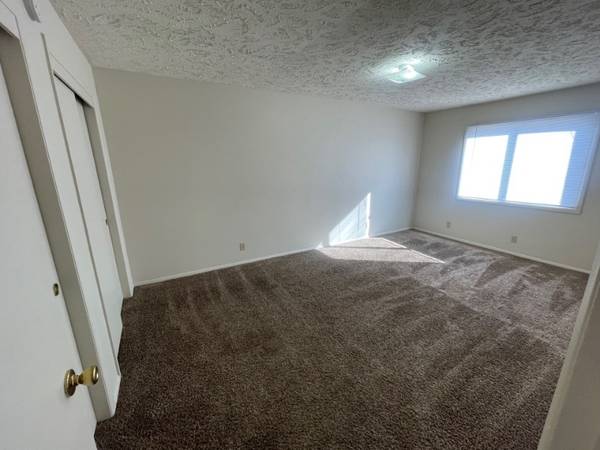 $1,100 / 2br - 1026ft2 - Pet Friendly 2BR w/ Garages Available, Pool & Dog Park 🐶🚙🏊‍♂️🌳 (10905 North Mill Court, Omaha, NE)64020672526209124