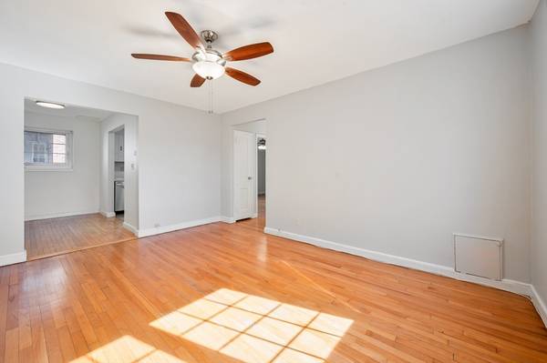 $3,280 / 2br - 713ft2 - Bright Apt. - Coolidge Corner - Heat & Hot Water Incl. - Available Now (Brookline)64295067739139122