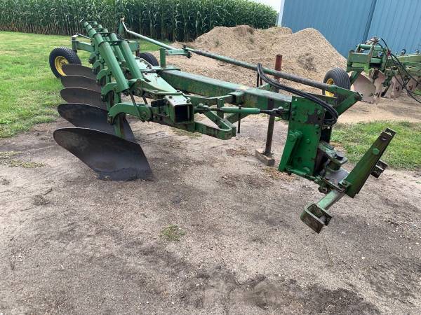 John Deere 2500 5-bottom plow 1