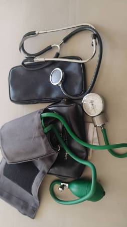 Aneroid Sphygmoanometer set including heartbeat monitor 1