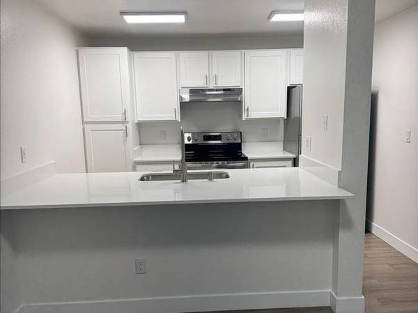 $2,112 / 2br - 922ft2 - Outdoor Swimming Pool, Dog Wash, Pets Welcome, Quartz Counter Tops63814811955841120