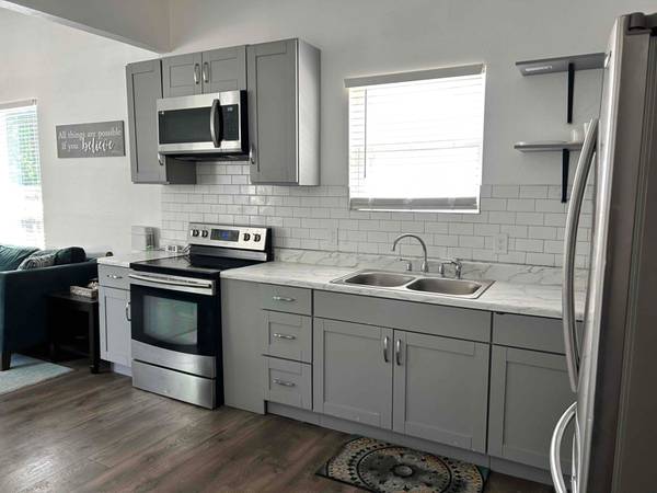 $1500.00 / 2br - 1000ft2 - Newly remodeled Charming Home in downtown Elgin64046032814466123