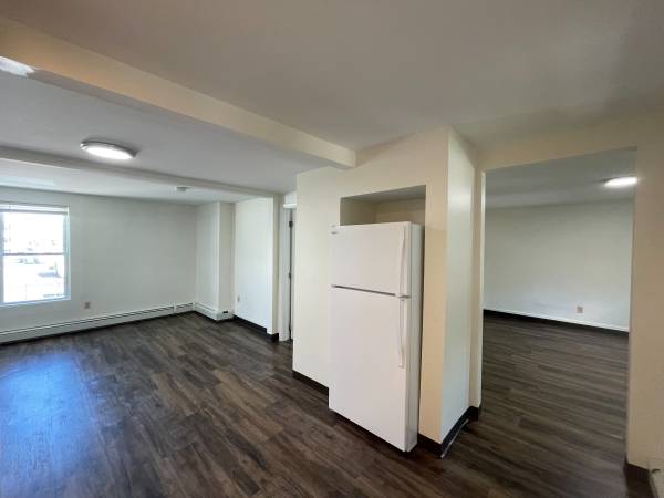 $1,600 / 1br - 465ft2 - VIDEO TOUR - West Side 1 BR w/ Free Heat & Off-Street Parking (Walker St., Manchester)63656227839233124