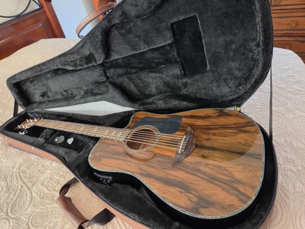 YAMAHA/KEITH URBAN GUITAR ANNIVERSARY EDITION, EXCELLENT WITH CASE 1