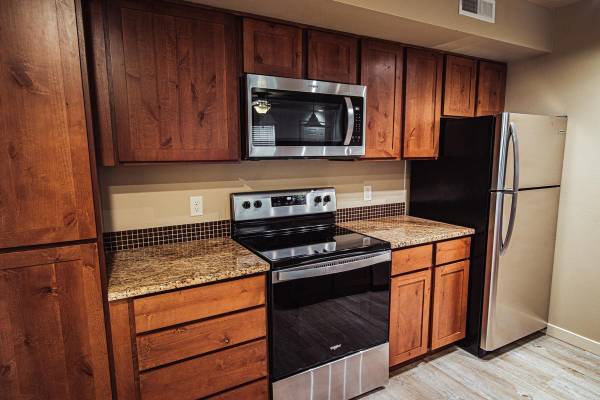 $1,825 / 2br - 960ft2 - Vaulted Ceilings & Dog Park Delight - Move-In Special! (Boise)63794970203011120