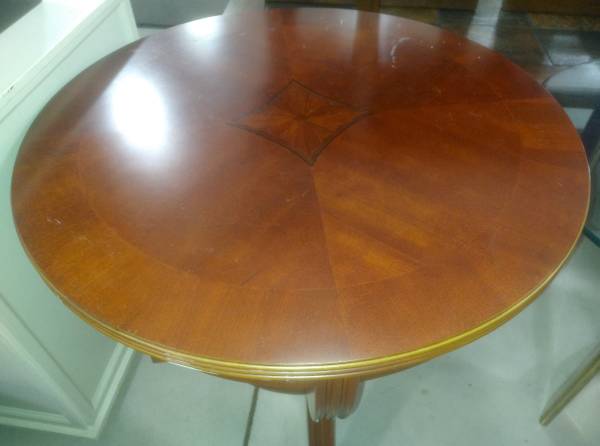 Antique End Table, Traditional Small TV/Entertainment Stand 1