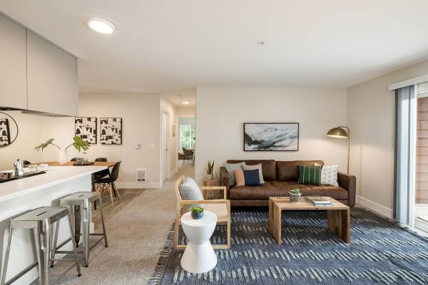 $1,665 / 2br - 907ft2 - Luxurious Living in 2 BR/2 BA Home with Sparkling Pool63777384976003120