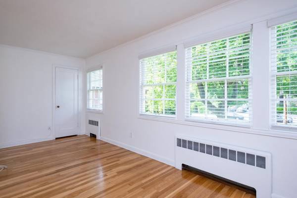 $1,575 / 1br - 740ft2 - Prelease our largest 1x1+den, top floor, corner & renovated for OCT! (Portland Raleigh Hills Beavteron)63672654480769124