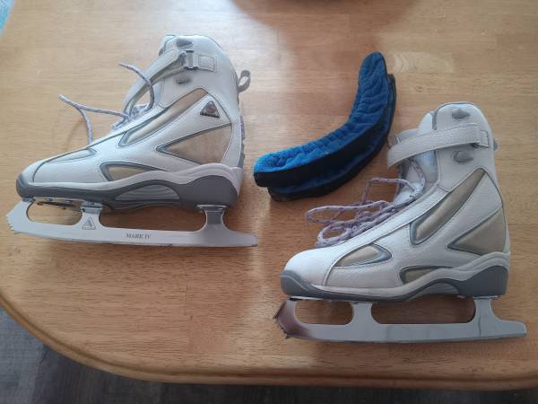 Women's Figure Skates,  Size 7 1
