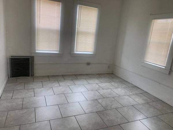 NICE 2 BEDROOMS, 1 BATHROOM DUPLEX 1