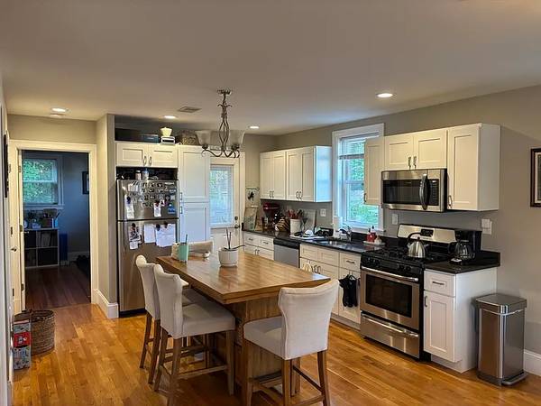 $3,400 / 3br - 1050ft2 - Adams Village! 3 bedroom bi-level apartment with 1 full and one half63828406937985120