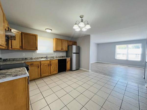 $1,850 / 3br - Gorgeous 3 Bedroom, 1 Bath, Upper Apartment (Kenosha)63774369137153121