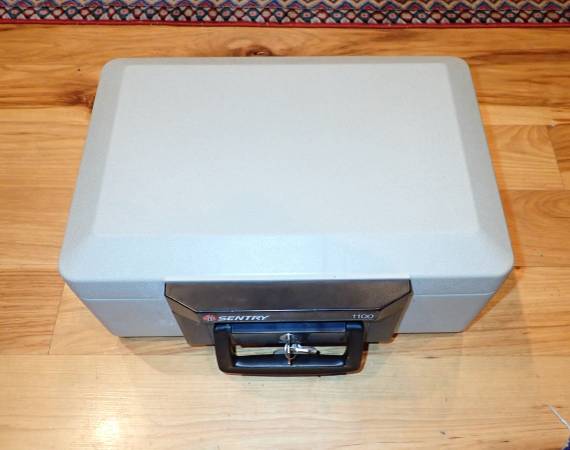 Portable Fireproof Safe: SENTRY 1100: locking 1