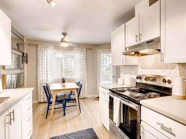 $1,399 / 1br - 720ft2 - Cozy 1 BR, Hardwood-Style Flooring, Perfect for You! (Everett)63688532051075120