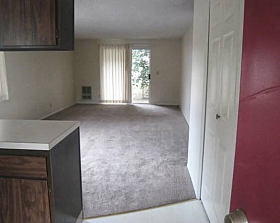 $1,300 / 2br - Small Complex and Spacious Apts | Serene 2 Bedroom (Salem on Browning Ave)63660461119233124