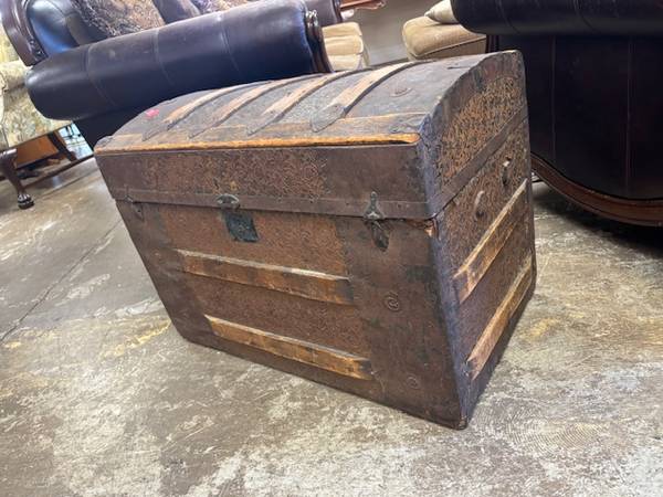 Curved Antique Trunk / Humpback Chest 66614 1