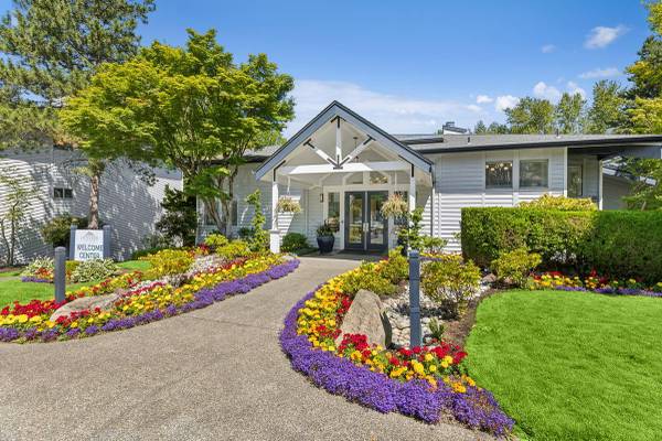$2,075 / 2br - 975ft2 - Free rent! You're here. You're home. You're happy. Call today! (Renton)63884893202433123