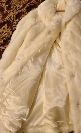 Precioso abrigo blanco de piel sintética para mujer de invierno con bolsillos y bufanda, sin usar - $99 (Puyallup)63435973155329124
