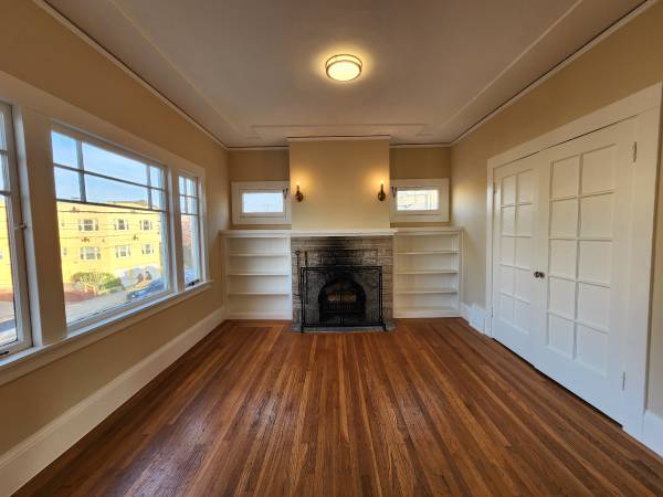 Sunny Temescal apartment with dining room, fireplace and wood floors 1