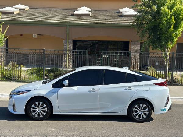 2021 Toyota Prius Prime XLE Plug In Hybrid Leather Nav Camera Loaded! - $18,45063624193038979121